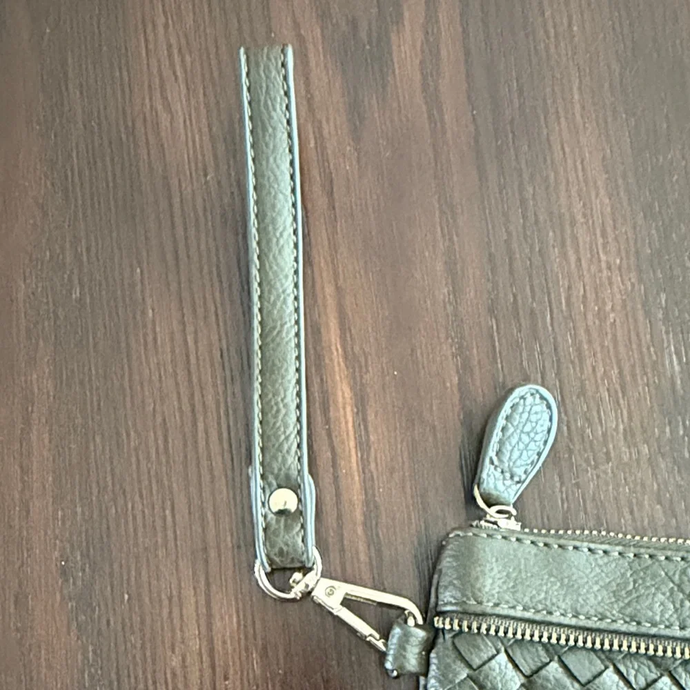 Nine West Olive Green Woven Faux Leather Zip Wristlet Clutch NWOT